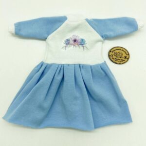 Hell blaues Kleid mit Blumen