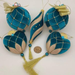 gold-blaues-handgemachtes-weihnachtskugel-set-mit-2-christbaumkugeln-2-herzen-und-1-eiszapfen-aus-samt