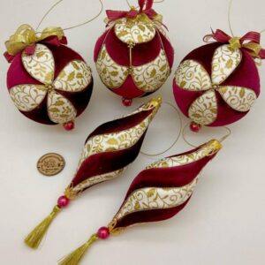rot-goldenes-handgemachtes-weihnachtskugel-set-mit-3-christbaumkugeln-und-2-eiszapfen-aus-samt-mit-blattmotiven