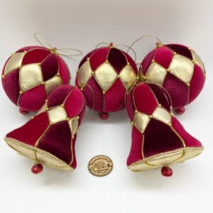 rot-goldenes-handgemachtes-weihnachtskugel-set-mit-3-christbaumkugeln-und-2-glocken-aus-samt