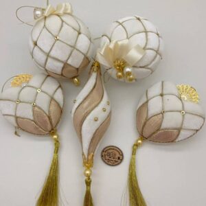 weis-goldenes-handgemachtes-weihnachtskugel-set-mit-2-christbaumkugeln-2-herzen-und-1-eiszapfen-aus-samt