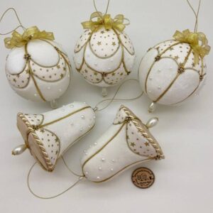 weis-goldenes-handgemachtes-weihnachtskugel-set-mit-3-christbaumkugeln-und-2-glocken-aus-samt