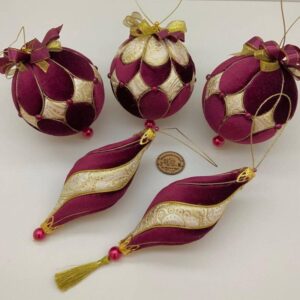 rot-goldenes-handgemachtes-weihnachtskugel-set-mit-3-christbaumkugeln-und-2-eiszapfen-aus-samt